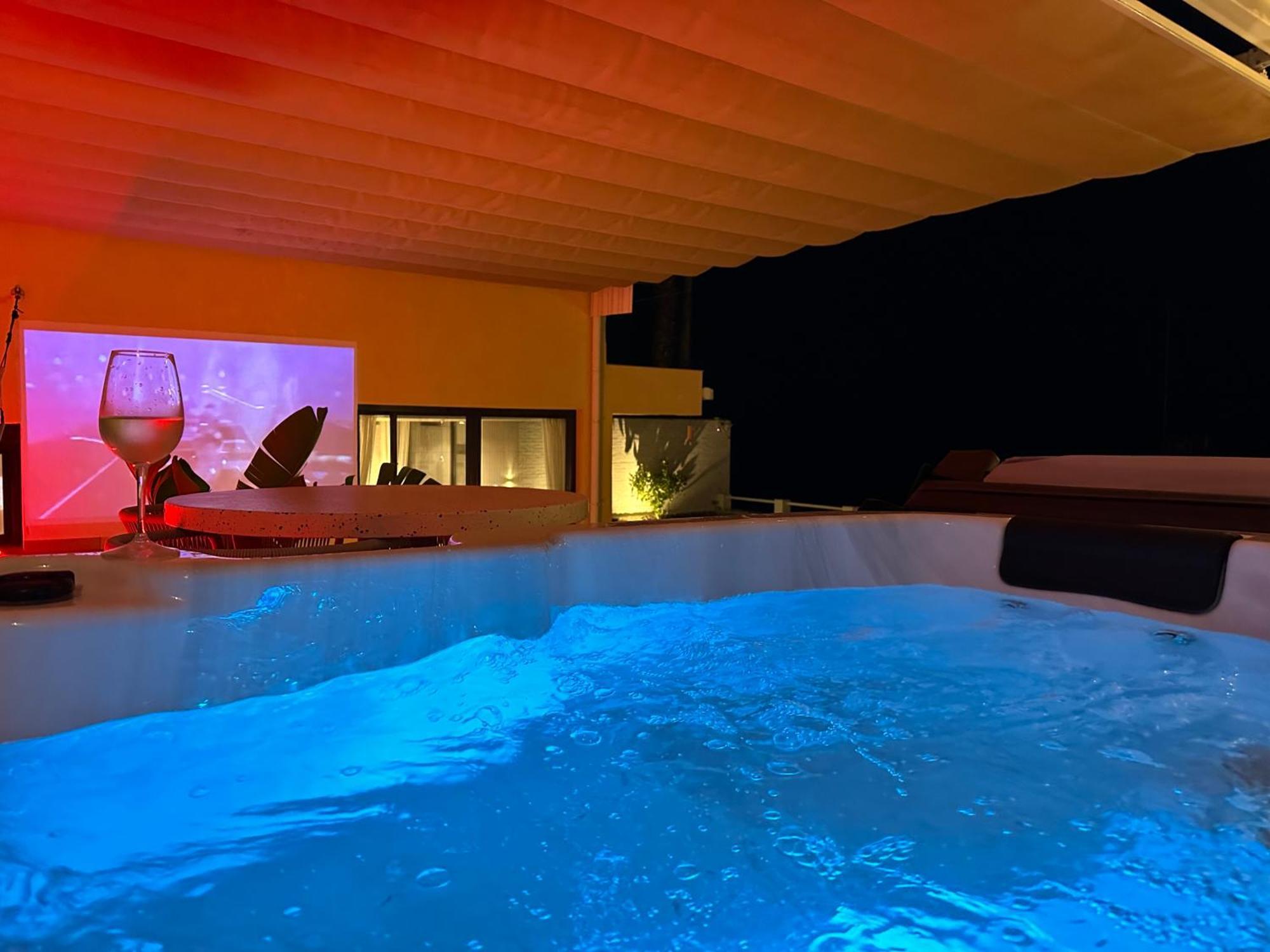Ferienwohnung Private 250Sqm Garden Duplex, Jacuzzi, Cinema, Sea View Escape Torremolinos Exterior foto